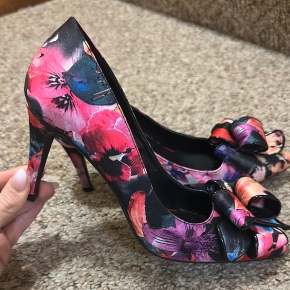 Pink and Black Stiletto Heels with Floral Design - Picture 1 of 4